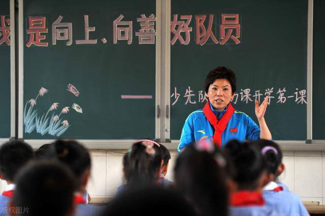 在巴黎，女画家丁晓敏（郭采洁 饰）为帮男朋友徐晖（徐正溪 饰）实现艺术胡想情愿停学打工牺牲本身，但是却惨遭丢弃，自此变得癫癫丧丧、安于现状正巧，居家好汉子林豪杰（古天乐 饰）受邀来到巴黎打理酒庄，鬼使神差下假扮成gay和丁晓敏同居一屋。为了帮忙丁晓敏走出豪情创伤，林豪杰关心地赐顾帮衬起她的糊口……